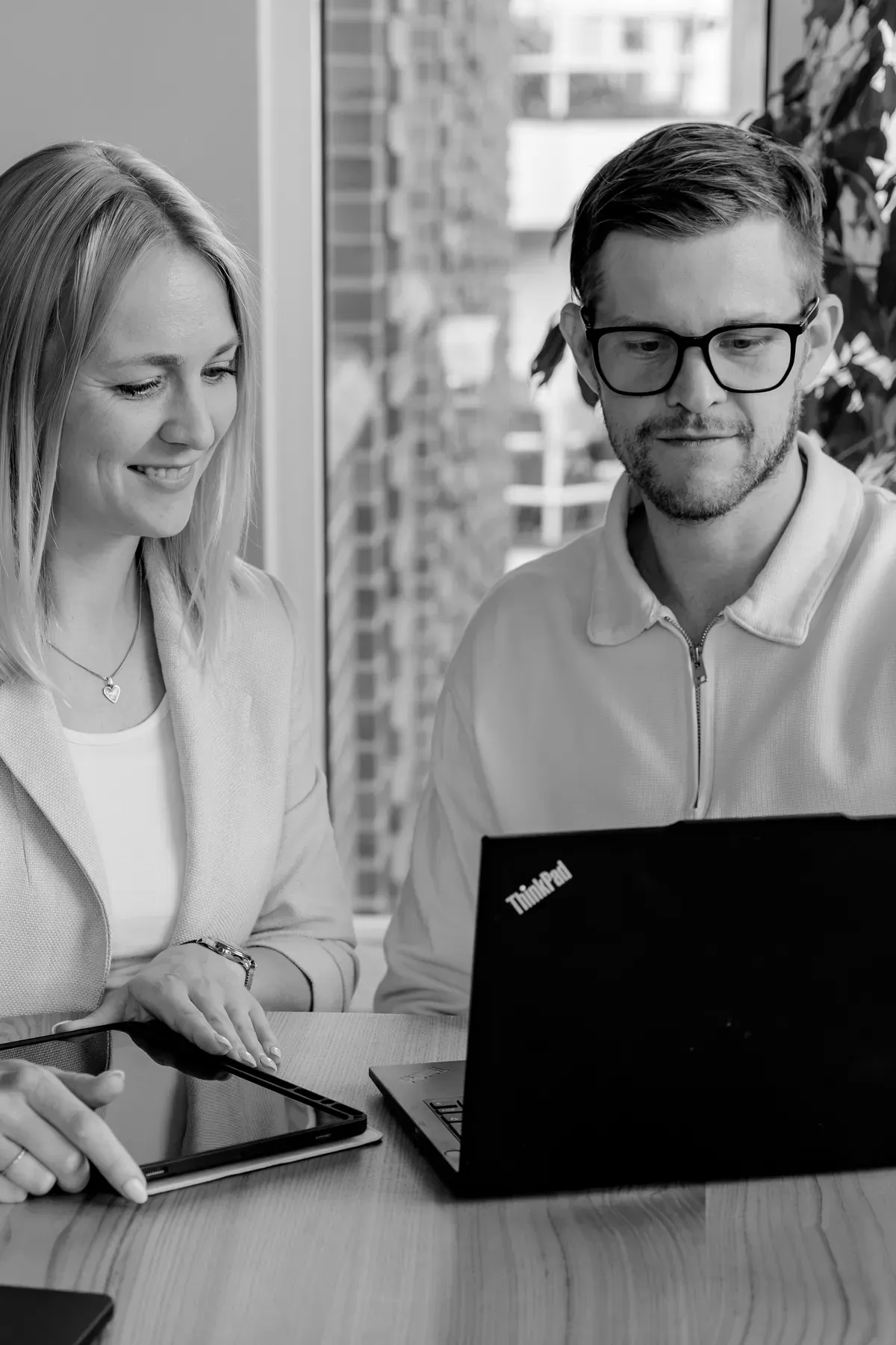 Vivian Lohse und Lennart Heinrichs in einer gemeinsamen Arbeitssituation